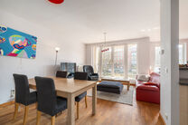 Ce lumineux appartement 1 chambre b&eacute;n&eacute;ficie d&rsquo;une excellente situation dans le quartier recherch&eacute; &laquo; La Chasse &raquo; &agrave; Etterbeek, &agrave; distance de marche des campus de la VUB et de l&rsquo;ULB, et &agrave; la fronti&egrave;re de Woluwe-Saint-Pierre (Chant d&rsquo;Oiseau) et