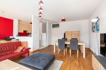 Ce lumineux appartement 1 chambre b&eacute;n&eacute;ficie d&rsquo;une excellente situation dans le quartier recherch&eacute; &laquo; La Chasse &raquo; &agrave; Etterbeek, &agrave; distance de marche des campus de la VUB et de l&rsquo;ULB, et &agrave; la fronti&egrave;re de Woluwe-Saint-Pierre (Chant d&rsquo;Oiseau) et