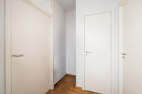 Ce lumineux appartement 1 chambre b&eacute;n&eacute;ficie d&rsquo;une excellente situation dans le quartier recherch&eacute; &laquo; La Chasse &raquo; &agrave; Etterbeek, &agrave; distance de marche des campus de la VUB et de l&rsquo;ULB, et &agrave; la fronti&egrave;re de Woluwe-Saint-Pierre (Chant d&rsquo;Oiseau) et