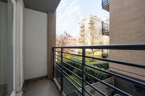 Ce lumineux appartement 1 chambre b&eacute;n&eacute;ficie d&rsquo;une excellente situation dans le quartier recherch&eacute; &laquo; La Chasse &raquo; &agrave; Etterbeek, &agrave; distance de marche des campus de la VUB et de l&rsquo;ULB, et &agrave; la fronti&egrave;re de Woluwe-Saint-Pierre (Chant d&rsquo;Oiseau) et