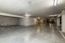 Ce lumineux appartement 1 chambre b&eacute;n&eacute;ficie d&rsquo;une excellente situation dans le quartier recherch&eacute; &laquo; La Chasse &raquo; &agrave; Etterbeek, &agrave; distance de marche des campus de la VUB et de l&rsquo;ULB, et &agrave; la fronti&egrave;re de Woluwe-Saint-Pierre (Chant d&rsquo;Oiseau) et