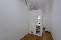Cet appartement lumineux avec deux chambres et une terrasse de 16 m² se situe au 4e étage et offre une belle vue verdoyante. Situé dans un quartier résidentiel calme, vous profitez ici de confort et d’intimité.

Le hall d’entrée avec placards in