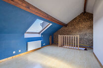 Ce duplex au deuxième étage dispose de 2 chambres, 2 salles de bains, 2 toilettes et une terrasse orientée sud-ouest. Il est situé dans une petite copropriété de seulement trois appartements.

Depuis le hall d’entrée, vous accédez à l’espace 