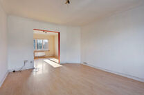 Ce duplex au deuxième étage dispose de 2 chambres, 2 salles de bains, 2 toilettes et une terrasse orientée sud-ouest. Il est situé dans une petite copropriété de seulement trois appartements.

Depuis le hall d’entrée, vous accédez à l’espace 