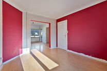 Ce duplex au deuxième étage dispose de 2 chambres, 2 salles de bains, 2 toilettes et une terrasse orientée sud-ouest. Il est situé dans une petite copropriété de seulement trois appartements.

Depuis le hall d’entrée, vous accédez à l’espace 