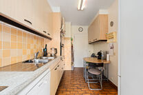 Cet appartement pr&ecirc;t &agrave; emm&eacute;nager, dot&eacute; de trois chambres, est id&eacute;alement situ&eacute; sur la place du village de Strombeek-Bever, &agrave; proximit&eacute; imm&eacute;diate de nombreuses commodit&eacute;s et accessibles &agrave; pied. Bruxelles est tr&egrave;s rapidement et facilement access