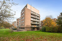 Cet appartement pr&ecirc;t &agrave; emm&eacute;nager, dot&eacute; de trois chambres, est id&eacute;alement situ&eacute; sur la place du village de Strombeek-Bever, &agrave; proximit&eacute; imm&eacute;diate de nombreuses commodit&eacute;s et accessibles &agrave; pied. Bruxelles est tr&egrave;s rapidement et facilement access