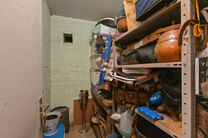 Cet appartement pr&ecirc;t &agrave; emm&eacute;nager, dot&eacute; de trois chambres, est id&eacute;alement situ&eacute; sur la place du village de Strombeek-Bever, &agrave; proximit&eacute; imm&eacute;diate de nombreuses commodit&eacute;s et accessibles &agrave; pied. Bruxelles est tr&egrave;s rapidement et facilement access