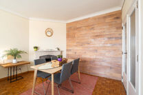Cet appartement enti&egrave;rement pr&ecirc;t &agrave; emm&eacute;nager, situ&eacute; au 5ᵉ &eacute;tage, dispose de 2 chambres et b&eacute;n&eacute;ficie d&rsquo;une vue spectaculaire sur le centre de Strombeek.
Gr&acirc;ce &agrave; son excellent certificat PEB C, cet appartement combine confort et efficacit&eacute; &eacute;