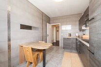 Cet appartement enti&egrave;rement pr&ecirc;t &agrave; emm&eacute;nager, situ&eacute; au 5ᵉ &eacute;tage, dispose de 2 chambres et b&eacute;n&eacute;ficie d&rsquo;une vue spectaculaire sur le centre de Strombeek.
Gr&acirc;ce &agrave; son excellent certificat PEB C, cet appartement combine confort et efficacit&eacute; &eacute;
