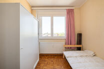 Cet appartement enti&egrave;rement pr&ecirc;t &agrave; emm&eacute;nager, situ&eacute; au 5ᵉ &eacute;tage, dispose de 2 chambres et b&eacute;n&eacute;ficie d&rsquo;une vue spectaculaire sur le centre de Strombeek.
Gr&acirc;ce &agrave; son excellent certificat PEB C, cet appartement combine confort et efficacit&eacute; &eacute;