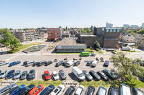 Cet appartement enti&egrave;rement pr&ecirc;t &agrave; emm&eacute;nager, situ&eacute; au 5ᵉ &eacute;tage, dispose de 2 chambres et b&eacute;n&eacute;ficie d&rsquo;une vue spectaculaire sur le centre de Strombeek.
Gr&acirc;ce &agrave; son excellent certificat PEB C, cet appartement combine confort et efficacit&eacute; &eacute;