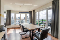 Cet élégant appartement 2 chambres, avec emplacement de parking et cave, est situé au 6ᵉ étage d’une copropriété bien entretenue, entourée de verdure et idéalement placée à proximité de l’UZ Jette.

AGENCEMENT :
En entrant, vous découvre