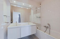 Cet élégant appartement 2 chambres, avec emplacement de parking et cave, est situé au 6ᵉ étage d’une copropriété bien entretenue, entourée de verdure et idéalement placée à proximité de l’UZ Jette.

AGENCEMENT :
En entrant, vous découvre