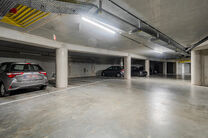 Cet élégant appartement 2 chambres, avec emplacement de parking et cave, est situé au 6ᵉ étage d’une copropriété bien entretenue, entourée de verdure et idéalement placée à proximité de l’UZ Jette.

AGENCEMENT :
En entrant, vous découvre