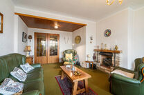 Cet appartement lumineux et fonctionnel de 2 chambres est situé au 8e étage d’une copropriété bien entretenue.
Grâce à son emplacement en hauteur, il bénéficie d’une belle vue dégagée et d’une agréable luminosité tout au long de la journ