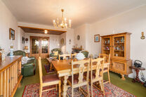 Cet appartement lumineux et fonctionnel de 2 chambres est situé au 8e étage d’une copropriété bien entretenue.
Grâce à son emplacement en hauteur, il bénéficie d’une belle vue dégagée et d’une agréable luminosité tout au long de la journ