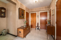 Cet appartement lumineux et fonctionnel de 2 chambres est situé au 8e étage d’une copropriété bien entretenue.
Grâce à son emplacement en hauteur, il bénéficie d’une belle vue dégagée et d’une agréable luminosité tout au long de la journ