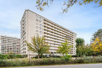 Cet appartement lumineux et fonctionnel de 2 chambres est situé au 8e étage d’une copropriété bien entretenue.
Grâce à son emplacement en hauteur, il bénéficie d’une belle vue dégagée et d’une agréable luminosité tout au long de la journ