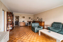 Cet appartement lumineux d&rsquo;une chambre est id&eacute;alement situ&eacute; au 6ᵉ &eacute;tage d&rsquo;une copropri&eacute;t&eacute; bien entretenue.
Il dispose de deux terrasses, d&rsquo;un emplacement de parking souterrain (obligatoire &agrave; l&rsquo;achat au prix de 15.000 &euro;) ainsi que d&rsquo;une