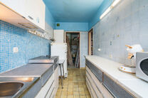 Cet appartement lumineux d&rsquo;une chambre est id&eacute;alement situ&eacute; au 6ᵉ &eacute;tage d&rsquo;une copropri&eacute;t&eacute; bien entretenue.
Il dispose de deux terrasses, d&rsquo;un emplacement de parking souterrain (obligatoire &agrave; l&rsquo;achat au prix de 15.000 &euro;) ainsi que d&rsquo;une