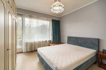 Cet appartement lumineux d&rsquo;une chambre est id&eacute;alement situ&eacute; au 6ᵉ &eacute;tage d&rsquo;une copropri&eacute;t&eacute; bien entretenue.
Il dispose de deux terrasses, d&rsquo;un emplacement de parking souterrain (obligatoire &agrave; l&rsquo;achat au prix de 15.000 &euro;) ainsi que d&rsquo;une