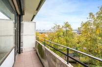 Cet appartement lumineux d&rsquo;une chambre est id&eacute;alement situ&eacute; au 6ᵉ &eacute;tage d&rsquo;une copropri&eacute;t&eacute; bien entretenue.
Il dispose de deux terrasses, d&rsquo;un emplacement de parking souterrain (obligatoire &agrave; l&rsquo;achat au prix de 15.000 &euro;) ainsi que d&rsquo;une