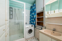 Cet appartement lumineux d&rsquo;une chambre est id&eacute;alement situ&eacute; au 6ᵉ &eacute;tage d&rsquo;une copropri&eacute;t&eacute; bien entretenue.
Il dispose de deux terrasses, d&rsquo;un emplacement de parking souterrain (obligatoire &agrave; l&rsquo;achat au prix de 15.000 &euro;) ainsi que d&rsquo;une