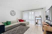 Cet appartement pr&ecirc;t &agrave; emm&eacute;nager avec 2 chambres et 1 salle de bain est situ&eacute; dans un environnement calme et r&eacute;sidentiel, avec une localisation strat&eacute;gique &agrave; proximit&eacute; des transports en commun et &agrave; courte distance du Parc Elisabeth.

En entrant d