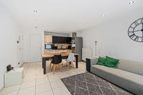 Cet appartement pr&ecirc;t &agrave; emm&eacute;nager avec 2 chambres et 1 salle de bain est situ&eacute; dans un environnement calme et r&eacute;sidentiel, avec une localisation strat&eacute;gique &agrave; proximit&eacute; des transports en commun et &agrave; courte distance du Parc Elisabeth.

En entrant d