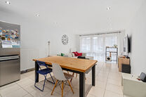 Cet appartement pr&ecirc;t &agrave; emm&eacute;nager avec 2 chambres et 1 salle de bain est situ&eacute; dans un environnement calme et r&eacute;sidentiel, avec une localisation strat&eacute;gique &agrave; proximit&eacute; des transports en commun et &agrave; courte distance du Parc Elisabeth.

En entrant d