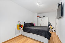 Cet appartement pr&ecirc;t &agrave; emm&eacute;nager avec 2 chambres et 1 salle de bain est situ&eacute; dans un environnement calme et r&eacute;sidentiel, avec une localisation strat&eacute;gique &agrave; proximit&eacute; des transports en commun et &agrave; courte distance du Parc Elisabeth.

En entrant d