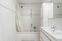 Cet appartement pr&ecirc;t &agrave; emm&eacute;nager avec 2 chambres et 1 salle de bain est situ&eacute; dans un environnement calme et r&eacute;sidentiel, avec une localisation strat&eacute;gique &agrave; proximit&eacute; des transports en commun et &agrave; courte distance du Parc Elisabeth.

En entrant d