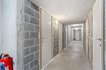 Cet appartement pr&ecirc;t &agrave; emm&eacute;nager avec 2 chambres et 1 salle de bain est situ&eacute; dans un environnement calme et r&eacute;sidentiel, avec une localisation strat&eacute;gique &agrave; proximit&eacute; des transports en commun et &agrave; courte distance du Parc Elisabeth.

En entrant d