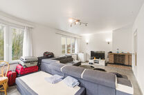 Appartement d&rsquo;angle lumineux et pr&ecirc;t &agrave; emm&eacute;nager avec 1 chambre, magnifique vue sur le bois du Dielegem, terrasse orient&eacute;e est et cave.
Situ&eacute; dans une petite copropri&eacute;t&eacute; avec ascenseur, &agrave; distance de marche des commerces, des transports en commu