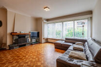 Cet appartement lumineux de 3 chambres, avec cave et une belle terrasse couverte offrant une vue sur la skyline bruxelloise, est situé au troisième étage d’un immeuble bien entretenu, à proximité de la Basilique historique de Koekelberg et du parc 
