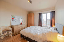 Cet appartement lumineux de 3 chambres, avec cave et une belle terrasse couverte offrant une vue sur la skyline bruxelloise, est situé au troisième étage d’un immeuble bien entretenu, à proximité de la Basilique historique de Koekelberg et du parc 