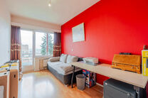 Cet appartement lumineux de 3 chambres, avec cave et une belle terrasse couverte offrant une vue sur la skyline bruxelloise, est situé au troisième étage d’un immeuble bien entretenu, à proximité de la Basilique historique de Koekelberg et du parc 