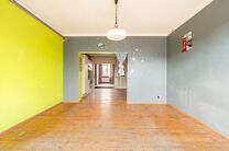 Cet appartement est id&eacute;alement situ&eacute; au 2ᵉ &eacute;tage d&rsquo;un immeuble &agrave; taille humaine, &agrave; deux pas de la Basilique de Koekelberg et du parc Elisabeth.
D&rsquo;un point de vue technique, l&rsquo;appartement est en ordre : il dispose d&rsquo;une chaudi&egrave;re au gaz ind