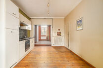 Cet appartement est id&eacute;alement situ&eacute; au 2ᵉ &eacute;tage d&rsquo;un immeuble &agrave; taille humaine, &agrave; deux pas de la Basilique de Koekelberg et du parc Elisabeth.
D&rsquo;un point de vue technique, l&rsquo;appartement est en ordre : il dispose d&rsquo;une chaudi&egrave;re au gaz ind