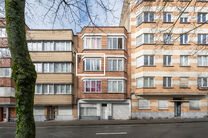 Cet appartement est id&eacute;alement situ&eacute; au 2ᵉ &eacute;tage d&rsquo;un immeuble &agrave; taille humaine, &agrave; deux pas de la Basilique de Koekelberg et du parc Elisabeth.
D&rsquo;un point de vue technique, l&rsquo;appartement est en ordre : il dispose d&rsquo;une chaudi&egrave;re au gaz ind