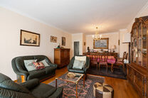Ce spacieux appartement de 2 chambres, avec 2 terrasses, un garage ferm&eacute; et un emplacement de parking, est situ&eacute; au troisi&egrave;me &eacute;tage d'une copropri&eacute;t&eacute; bien entretenue.

AGENCEMENT :
Le hall d'entr&eacute;e m&egrave;ne &agrave; un s&eacute;jour lumineux avec espace salle &agrave; 