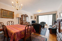 Ce spacieux appartement de 2 chambres, avec 2 terrasses, un garage ferm&eacute; et un emplacement de parking, est situ&eacute; au troisi&egrave;me &eacute;tage d'une copropri&eacute;t&eacute; bien entretenue.

AGENCEMENT :
Le hall d'entr&eacute;e m&egrave;ne &agrave; un s&eacute;jour lumineux avec espace salle &agrave; 