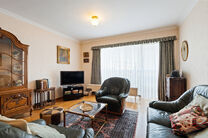 Ce spacieux appartement de 2 chambres, avec 2 terrasses, un garage ferm&eacute; et un emplacement de parking, est situ&eacute; au troisi&egrave;me &eacute;tage d'une copropri&eacute;t&eacute; bien entretenue.

AGENCEMENT :
Le hall d'entr&eacute;e m&egrave;ne &agrave; un s&eacute;jour lumineux avec espace salle &agrave; 