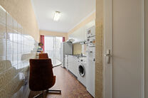 Ce spacieux appartement de 2 chambres, avec 2 terrasses, un garage ferm&eacute; et un emplacement de parking, est situ&eacute; au troisi&egrave;me &eacute;tage d'une copropri&eacute;t&eacute; bien entretenue.

AGENCEMENT :
Le hall d'entr&eacute;e m&egrave;ne &agrave; un s&eacute;jour lumineux avec espace salle &agrave; 