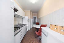 Ce spacieux appartement de 2 chambres, avec 2 terrasses, un garage ferm&eacute; et un emplacement de parking, est situ&eacute; au troisi&egrave;me &eacute;tage d'une copropri&eacute;t&eacute; bien entretenue.

AGENCEMENT :
Le hall d'entr&eacute;e m&egrave;ne &agrave; un s&eacute;jour lumineux avec espace salle &agrave; 