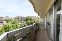 Ce spacieux appartement de 2 chambres, avec 2 terrasses, un garage ferm&eacute; et un emplacement de parking, est situ&eacute; au troisi&egrave;me &eacute;tage d'une copropri&eacute;t&eacute; bien entretenue.

AGENCEMENT :
Le hall d'entr&eacute;e m&egrave;ne &agrave; un s&eacute;jour lumineux avec espace salle &agrave; 