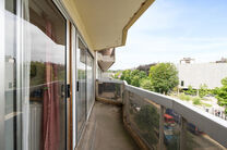 Ce spacieux appartement de 2 chambres, avec 2 terrasses, un garage ferm&eacute; et un emplacement de parking, est situ&eacute; au troisi&egrave;me &eacute;tage d'une copropri&eacute;t&eacute; bien entretenue.

AGENCEMENT :
Le hall d'entr&eacute;e m&egrave;ne &agrave; un s&eacute;jour lumineux avec espace salle &agrave; 