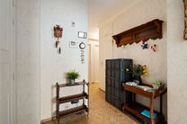 Ce spacieux appartement de 2 chambres, avec 2 terrasses, un garage ferm&eacute; et un emplacement de parking, est situ&eacute; au troisi&egrave;me &eacute;tage d'une copropri&eacute;t&eacute; bien entretenue.

AGENCEMENT :
Le hall d'entr&eacute;e m&egrave;ne &agrave; un s&eacute;jour lumineux avec espace salle &agrave; 