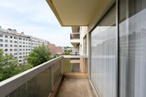 Ce spacieux appartement de 2 chambres, avec 2 terrasses, un garage ferm&eacute; et un emplacement de parking, est situ&eacute; au troisi&egrave;me &eacute;tage d'une copropri&eacute;t&eacute; bien entretenue.

AGENCEMENT :
Le hall d'entr&eacute;e m&egrave;ne &agrave; un s&eacute;jour lumineux avec espace salle &agrave; 